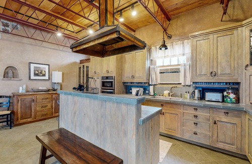 Taos House | Casa de Taos - Adobe Retreat, Hot Tub & Mesa Views