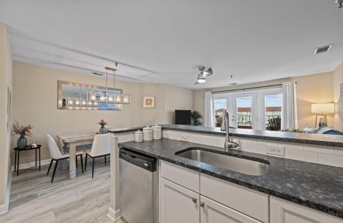 North Topsail Beach Apartment | Casa Del Crab- Ocean View Luxe Stay at Villa Capriani