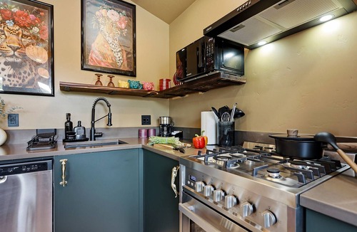 Mt. Hood - Columbia River Gorge Apartment | Casa Jaguar- 2 Bdrm Apt + Hot Tub/Sauna
