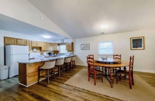 Farmers Cabin | Cave Run Lodge Near Lake & Marina Cabin Suite #8