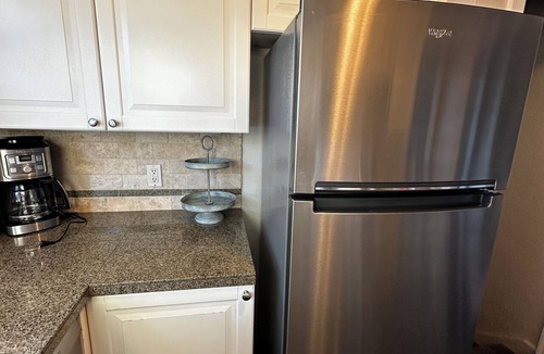 Hough Apartment | Central 2bed/2bath apartment in Vancouver DT with AC - pet friendly