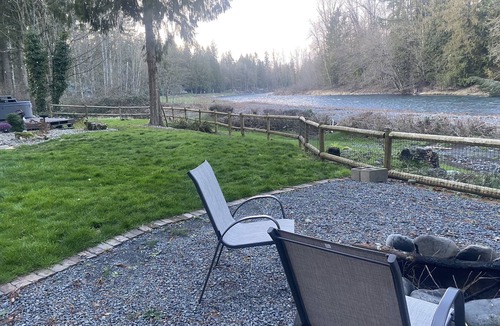 Molalla Cottage | Charlies Riverfront Cottage