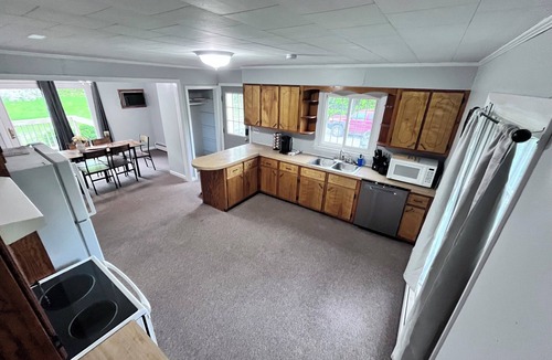 North Jay Apartment | Charming 2-bedroom apartment in enchanting Livermore Falls with WiFi
