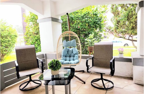 South Pasadena Apartment | Charming 2-bedroom 1 Bath apartment in peaceful South Pasadena with kingsize bed