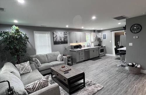 Selma House | Charming 2-bedroom bungalow in Smithfield with AC, WiFi, washer and dryer
