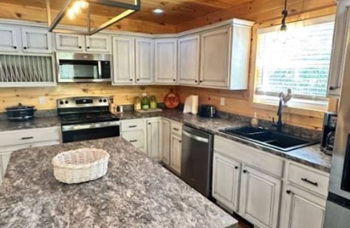 Tazewell Cabin | Charming 2-bedroom cabin located on the Clinch River in Tazewell, TN