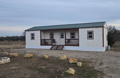 Cumby Cabin | Charming 2-bedroom cabin with all essential living necessities on 10 acres-Cumby