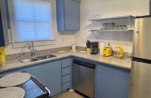Dixon Park Cottage | Charming 2-bedroom cottage in lovely Savannah with WiFi, AC