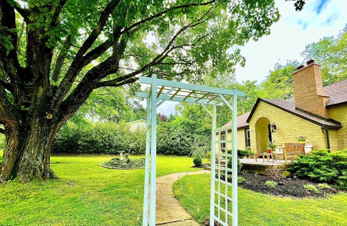 Lewisburg House | Charming 2-bedroom duplex with AC, WiFi in delightful Lewisburg. Walkable to all
