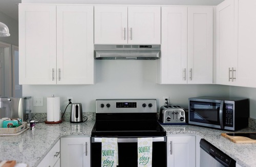 Ogden House | Charming 2-bedroom Guesthouse with WiFi, AC in fabulous Wilmington