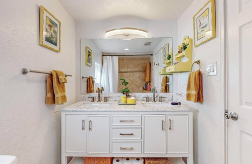 Sawmill Area House | Charming 2-bedroom bungalow in beautiful Albuquerque w/AC, WiFi, great location.