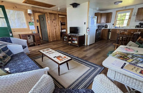 Mac Mahan Cabin | Charming 2-bedroom waterfront home in Wiscasset, ideal for family getaways.