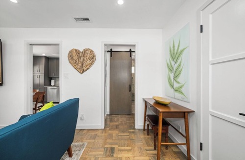Naples Cottage | Charming 3 bedroom cottage with AC and WiFi in superb Long Beach location.