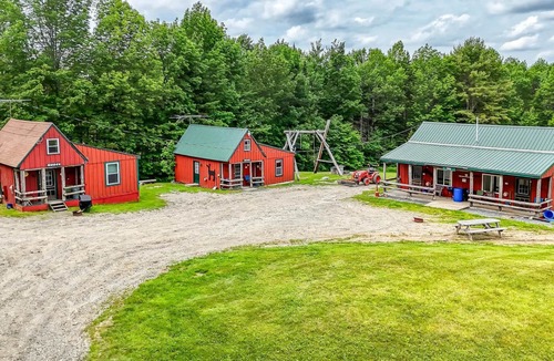 Solon Cabin | Charming 3-bedroom cabin in serene Solon with free fiber WiFi