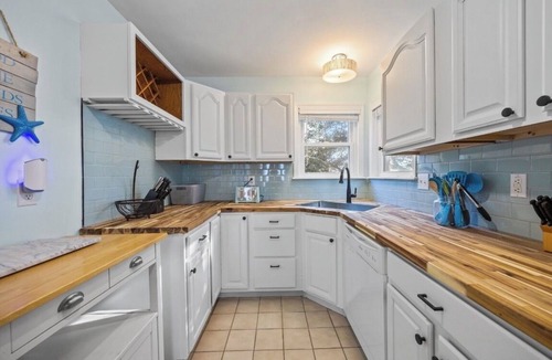 Ocean City Beach House | Charming 3-bed, 3.5-Bath Coastal Retreat, N. Topsail, Large Deck. Pet-Friendly