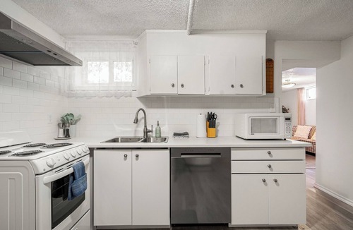 Forest Lawn Apartment | Charming 3BR Basement Suite, Full Kitchen, Sleep 8, Family Friendly