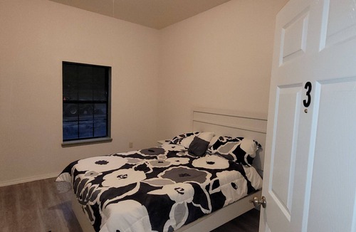 Columbus Hotel | Charming 5-bdrm hotel with AC, WiFi in serene Fulton, Arkansas. Private baths.