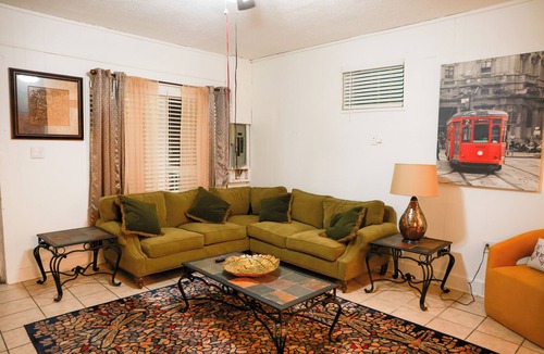 Logan House | Charming Bungalow 2 bedroom house in wonderful Logan with fitness room.
