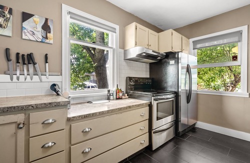Shaganappi House | Charming Character 4 bedroom House, Private Pet-Safe XL Yard 5 minute Downtown