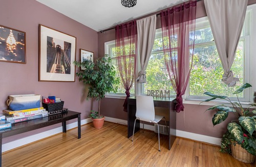Shaganappi House | Charming Character 4 bedroom House, Private Pet-Safe XL Yard 5 minute Downtown