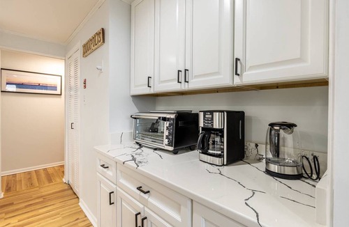 Arundel on the Bay House | Charming Coastal Retreat w Community Beach Dog-Friendly & Mins to Downtown Annapolis