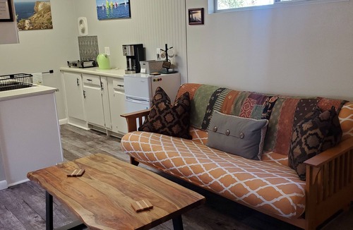 Mountain Club Apartment | Charming Cottage in the Pines of Prescott ONE mile from Historic Whiskey Row