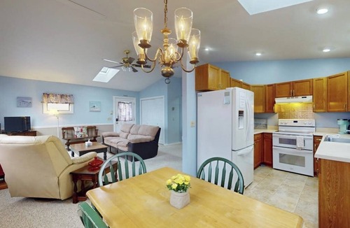 Chamberlain Cabin | Charming Cottage with Ocean Views, Wifi, and Washer and Dryer
