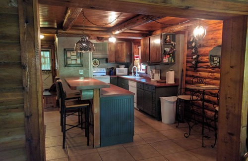 Canyon Lake Cabin | Charming Cozy 2-bedroom cabin with WiFi, in enchanting Canyon Lake on the River