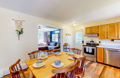 South Thomaston House | Charming dog-friendly cottage near beach with firepit, patio, & W/D