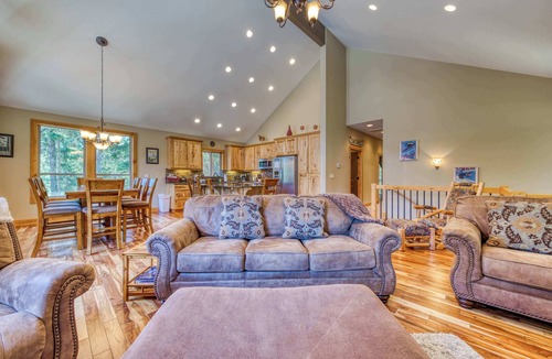 Government Camp House | Charming home with hot tub, fireplace & W&D - in great Government Camp location
