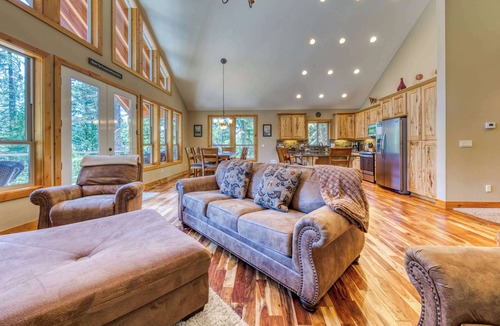 Government Camp House | Charming home with hot tub, fireplace & W&D - in great Government Camp location