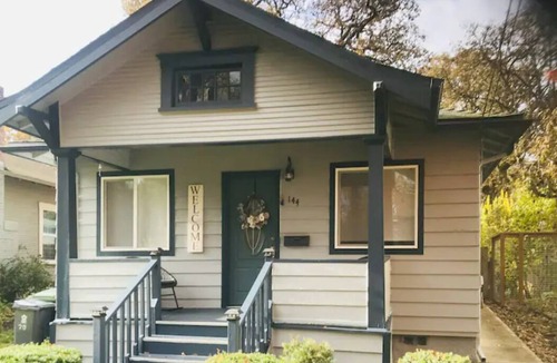 Silverton House | Charming Parkside Bungalow-2 blocks from downtown!