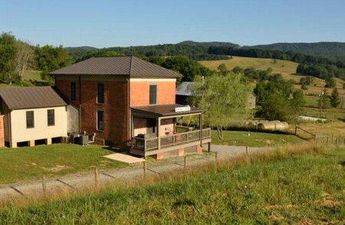 New River Cottage | Charming Retreat: Pet-Friendly Classic Rental for Outdoor Activities in Pulaski County, VA