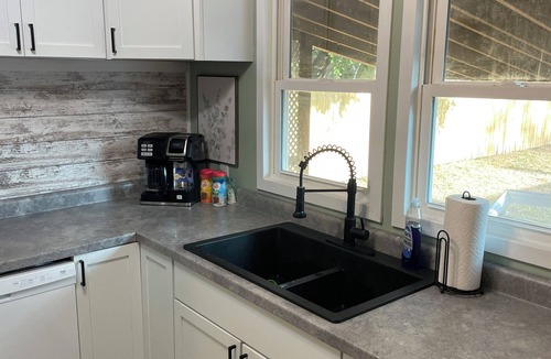 Winfield House | Charming & Stylish 2-bedroom house with free WiFi in Winfield