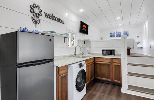 Bulverde House | Charming Tiny Home Retreat | Porch Swing, Grill, Stargazing Near Caverns
