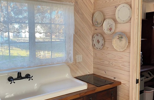 Girard Cottage | Charming Victorian cottage tinyhouse with WiFi and AC in quaint Girard
