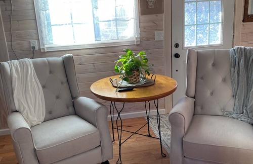 Girard Cottage | Charming Victorian cottage tinyhouse with WiFi and AC in quaint Girard