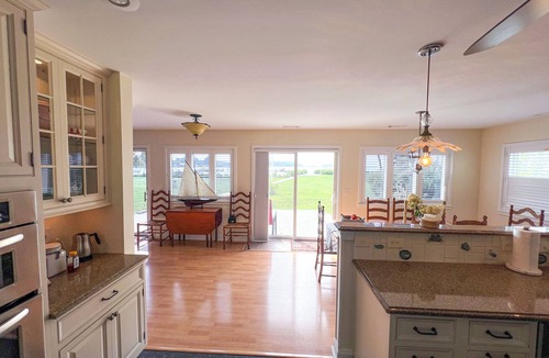 Cambridge House | Charming, waterfront 3-bedroom house in lovely Cambridge with AC, WiFi