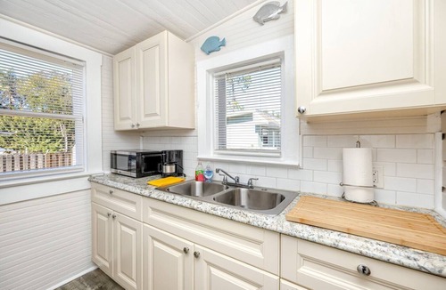 Ozona Cottage | Cheerful Coastal Home Close to Beach