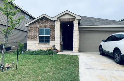Converse House | Cheerful Comfortable Three Bedroom Home - 20 minutes from Downtown