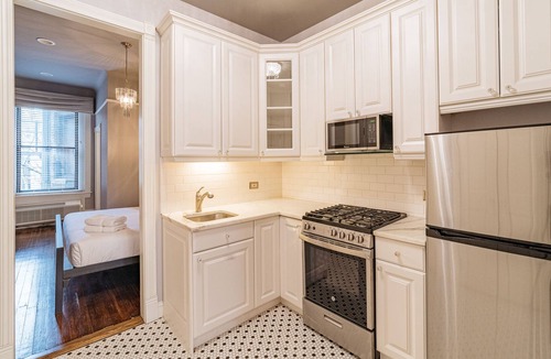 Gold Coast Apartment | Chic & Historic Apartment Steps from Mag Mile