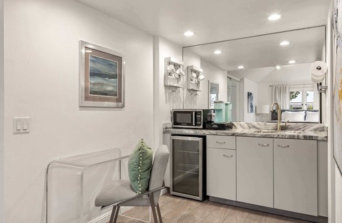 Village of La Jolla Apartment | Chic La Jolla Studio Steps to Ocean & Dining!