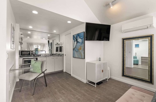 Village of La Jolla Apartment | Chic La Jolla Studio Steps to Ocean & Dining!