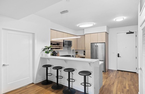 La Brea Apartment | Chic Spacious Apartment steps from LACMA with Patio, Pool & Den
