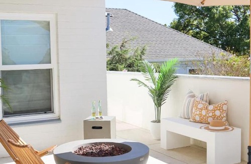 Townsite Apartment | Chic Surf Lodge with Hot Tub & Ocean Views