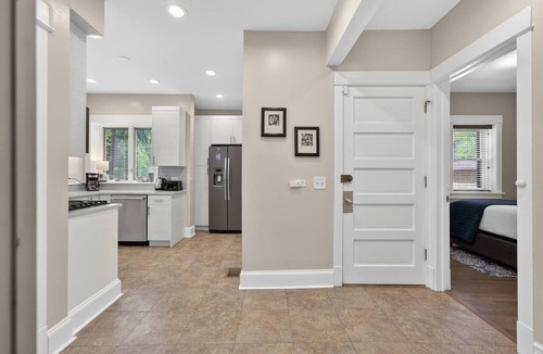 Rogers Park Condo | Chicago's North Side retreat with 3 bedrooms and free parking on premises