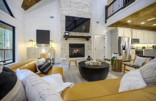 Hochatown Cabin | Chicken and Waffles Cabin Retreat w Hot Tub, Fire Pit , Fireplace & Deer Watch