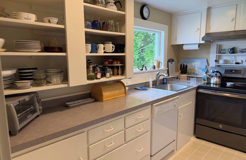 Brooklin House | Classic 4-Bedroom Home Overlooking Center Harbor in Brooklin