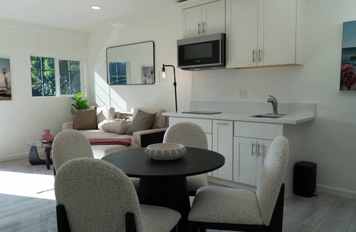 The Flats Cottage | Classic Beverly Hills Guest House in the Flats – Long-Term Rental