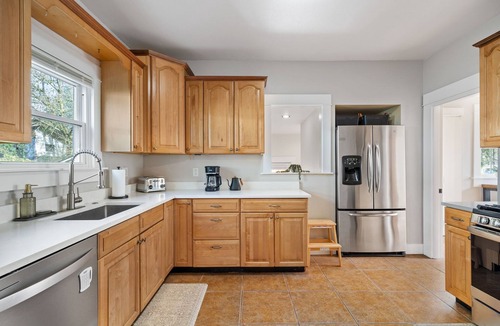 Hough House | Classic charm home meets modern comfort in the heart of Uptown Vancouver. Just 4 blocks to Main Street and a short drive to the Waterfront, this spacious 5-bedroom home is perfect for families, friend groups, and multi-generational stays.